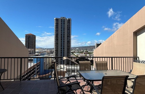 Downtown Honolulu Condo | 2BR+Loft Huge Patio Quiet & Spacious with Free Parking