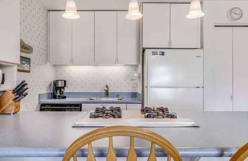 Kaunakakai Condo | 2BR Ocean View w/Lanai and Kitchen - Molokai Shores 217