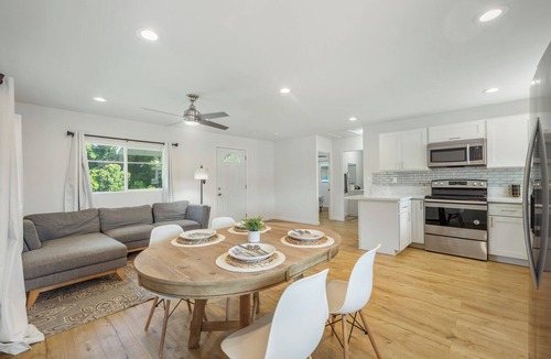 Wahiawa House | 2BR Wahiawa - Sleeps 4 + AC, WiFi + Garden & Beach