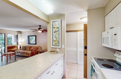 Maalaea Condo | 2nd-floor resort condo near beach with outdoor pool, lanai, BBQ area, W/D, AC