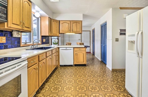 Pickerington Cottage | 5-acre Vacation Home w/Woods & Hiking Ground