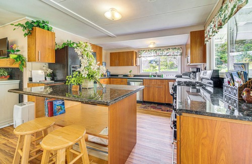 Volcano Cottage | 7 Mi to Volcanoes NP: Serene Cottage w/Deck!