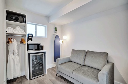 Galt Mile Apartment | Accessible King Getaway in Fort Lauderdale