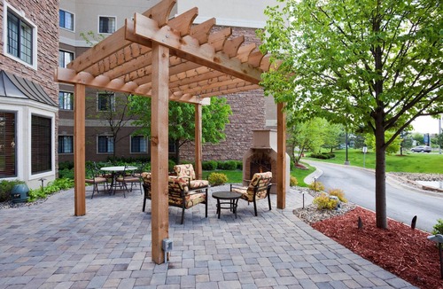West Bloomington Apartment | Accessible Studio | Free Breakfast, Pool & Hot Tub
