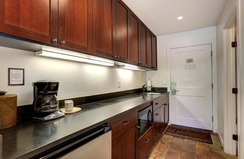 Historic Lahaina Front Street Apartment | Aina Nalu B106