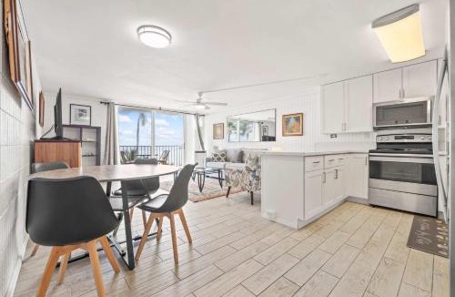 Punaluu House | Amazing 7th floor Beachfront Condo
