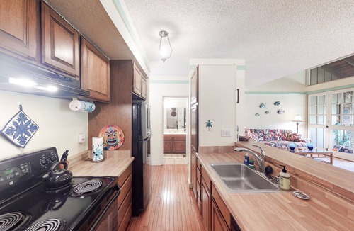 Maunaloa Condo | Amazing Tropical Condo w/Shared Pool, Private Washer/Dryer, Free WiFi, Lanai