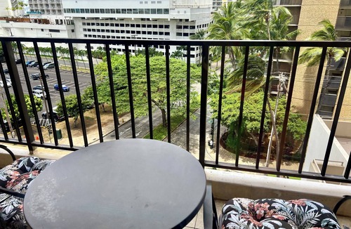 Diamond Head - Kapahulu - St. Louis Condo | An Aloha condo in the heart of Waikiki-5 minutes to beach, parking, AC,WiFi incl