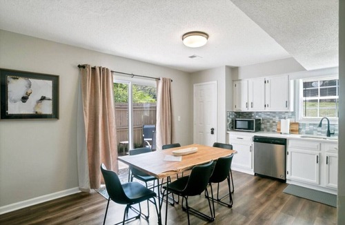 Smyrna Villa | ATH - Sleeps 4 - 2 Beds - Pet friendly - CC4