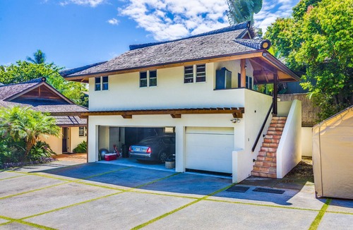 Waimanalo Beach Cottage | Beach estate Studio & private access to the beach/Air conditioned/Parking/Gated