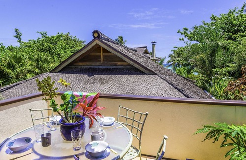 Waimanalo Beach Cottage | Beach estate Studio & private access to the beach/Air conditioned/Parking/Gated