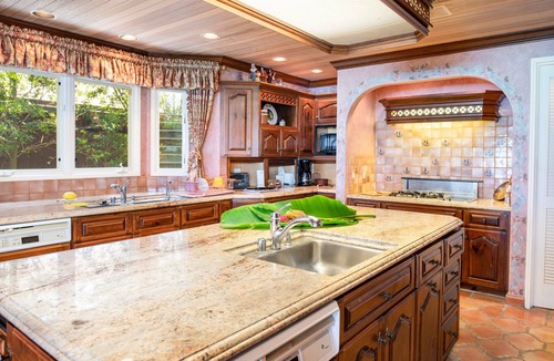 Waimanalo Beach House | BEACH FRONT HOME/5 MASTER SUITES/LANAI/7 BATHROOMS/CENTRAL AIR CONDITIONING