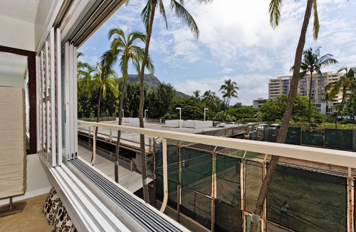Diamond Head - Kapahulu - St. Louis Condo | Beachfront Diamond Head views, Quiet End of Waikiki with Swimming/Surfing!