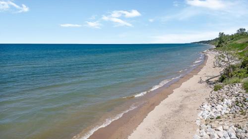 Miami Park House | Beachfront Haven - Sunset Views - Hot Tub - BBQ - Family Friendly