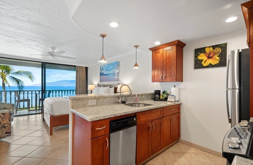 Lahaina Apartment | Beachfront Studio – Private Lanai, Panoramic Pacific Views at Lahaina Shores 307