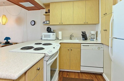Makaha Condo | Beautiful, 1 Bedroom, 3rd Floor Beachfront Condo (HP305)