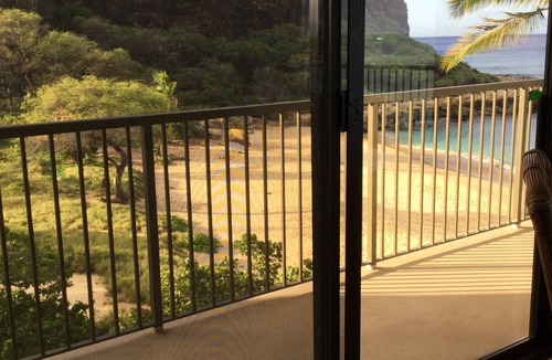 Makaha Condo | Beautiful Beachfront Corner Unit Condo with wraparound lanai