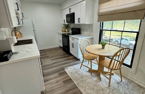Bell Apartment | Beautiful river front studio with dock and adjacent boat ramp