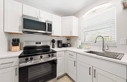 Siesta Key Villa | Beautiful Two Bedroom/Two Bath Bianco Sands, Quick Walk to Beach!
