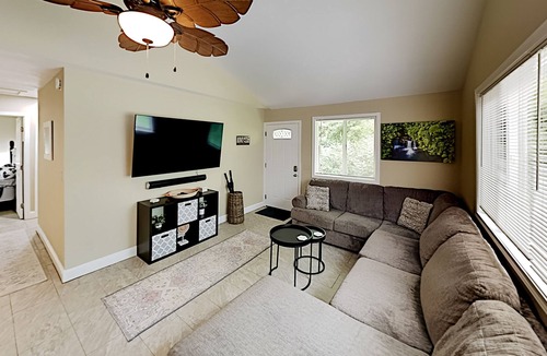 Kapoho House | Breezy bungalow with WiFi, private washer/dryer, grill, & deck