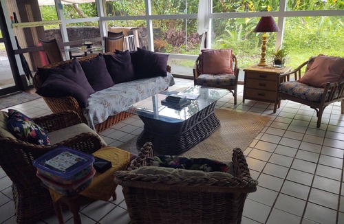 Nanawale Estates House | Breezy Lanai with a Bedroom & Bath