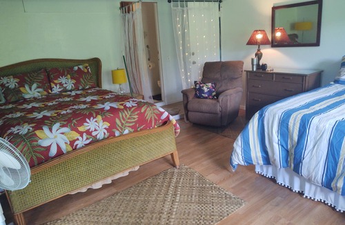Nanawale Estates House | Breezy Lanai with a Bedroom & Bath