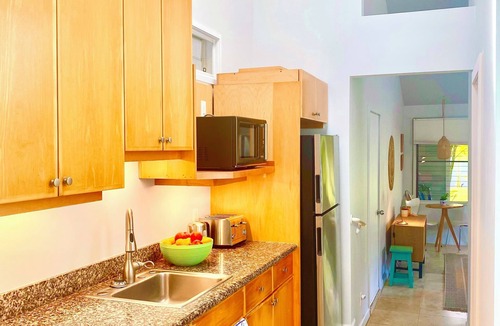 Kalama Tract Cottage | Bright and airy 1-bedroom cottage in charming Kailua, 1 block to beach. WiFi, AC