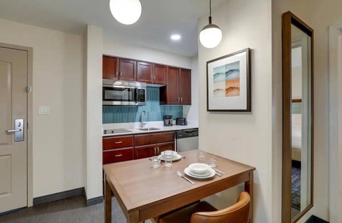 Mount Pleasant Hotel | Bright & Awesome Suites w/Parking & Breakfast – 3mi from Charles Pinckney Site