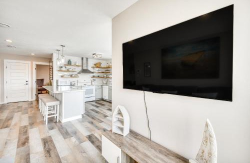 Sea Scape House | Bright Kitty Hawk Home w/Hot Tub, Walk to Beach!