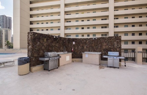 Waikiki Condo | Bright Waikiki Studio Condo by RedAwning