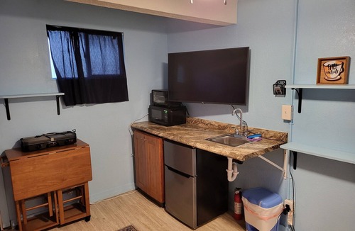 Wailuku Apartment | Budget Downtown Studio-K w/Queen Bed, Micro-Kitchen AC, WIFI & 4 free Streamers