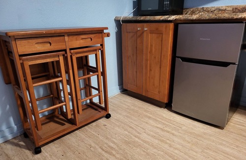 Wailuku Apartment | Budget Downtown Studio-K w/Queen Bed, Micro-Kitchen AC, WIFI & 4 free Streamers