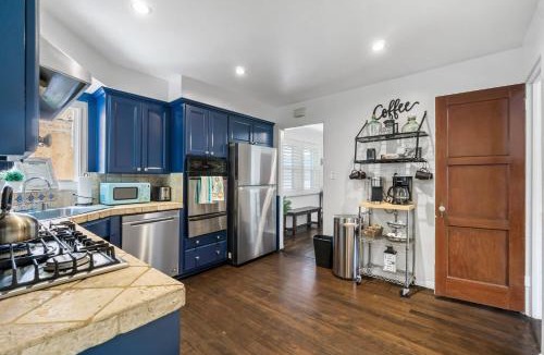 Park West House | Bungalow Downtown Easy Airport Access Family Friendly