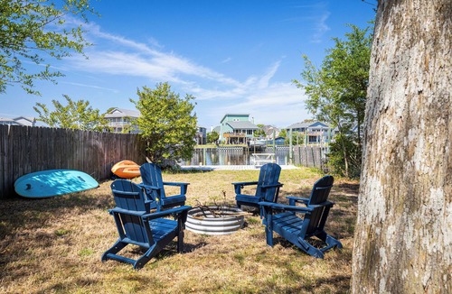 Colington Harbour House | Canal front Retreat with Kayaks, Paddle boards and Fire pit. Newly Furnished!