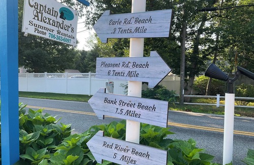 Northwest Harwich House | Captain's Quarters @ Captain Alexander's Hideaway 5 Minute walk to the beach