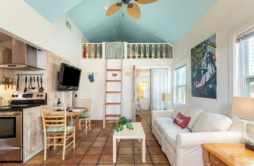 Uptown - Upper Duval Cottage | Casita de Catherine by Avantstay 1 Block to Duval St w/Hot Tub!