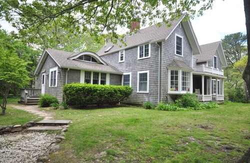 East Chop House | CENTRAL AIR! Quiet East Chop Retreat Walk 2 Town and Beach.