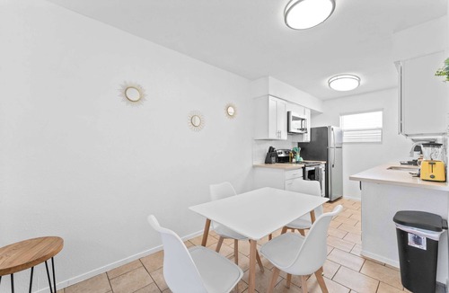North University Apartment | Central Hyde Park 2BR/2BA close to UT,Moody Center