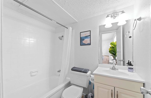 North University Apartment | Central Hyde Park studio close to UT, Moody Center