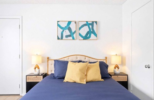 North University Apartment | Central Hyde Park studio close to UT, Moody Center