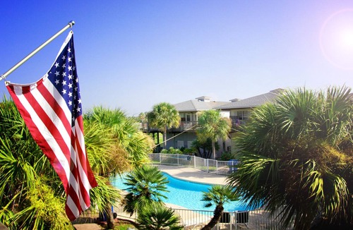 Port Aransas Condo | Charmimg Port Aransas Condo 2BR 2BTH overlooking the pool and tropical grounds