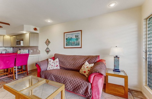 Ualapue Condo | Charming 1st floor oceanfront condo with shared pool, tennis courts & W/D