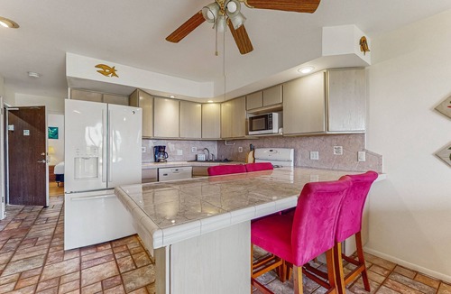 Ualapue Condo | Charming 1st floor oceanfront condo with shared pool, tennis courts & W/D