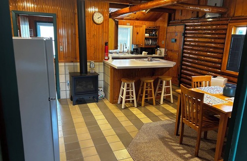 Harrison Cabin | Charming Lakefront log cabin 2bd-1 bath on Bluegill Lake in Harrison, MI