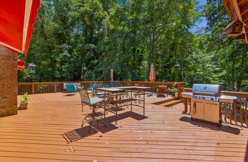 Buford House | Charming Weekend Escape | Private Dock | Lake Lanier | Waterfront | Grass-to-Water Dock Access!