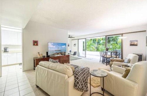 Kuliouou - Kalani Iki Condo | Condo on the Beach (Kahala) 1 bedroom "March & April" *Special Rates*