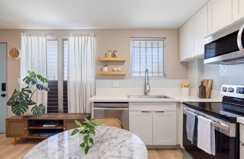 McCully - Moiliili Apartment | Contemporary & Renovated Honolulu Suite w/AC