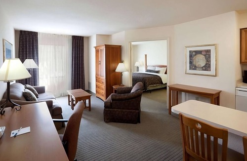 Vance Jackson Apartment | Convenient Accommodation w/Fully-equipped Kitchen | Free Breakfast