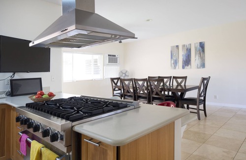 'Aina Haina House | Convenient to Waikiki Large 3000 sqft 4br 2ba house in East Honolulu