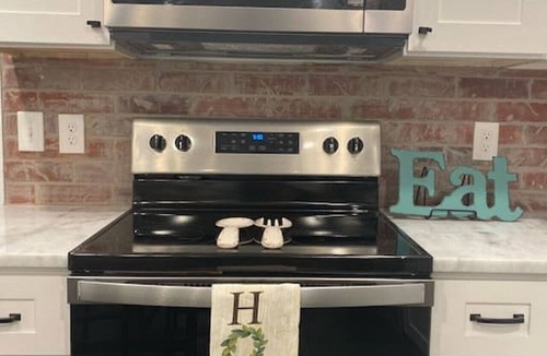 Smyrna House | Cozy 2-bedroom Farmhouse with parking on premise